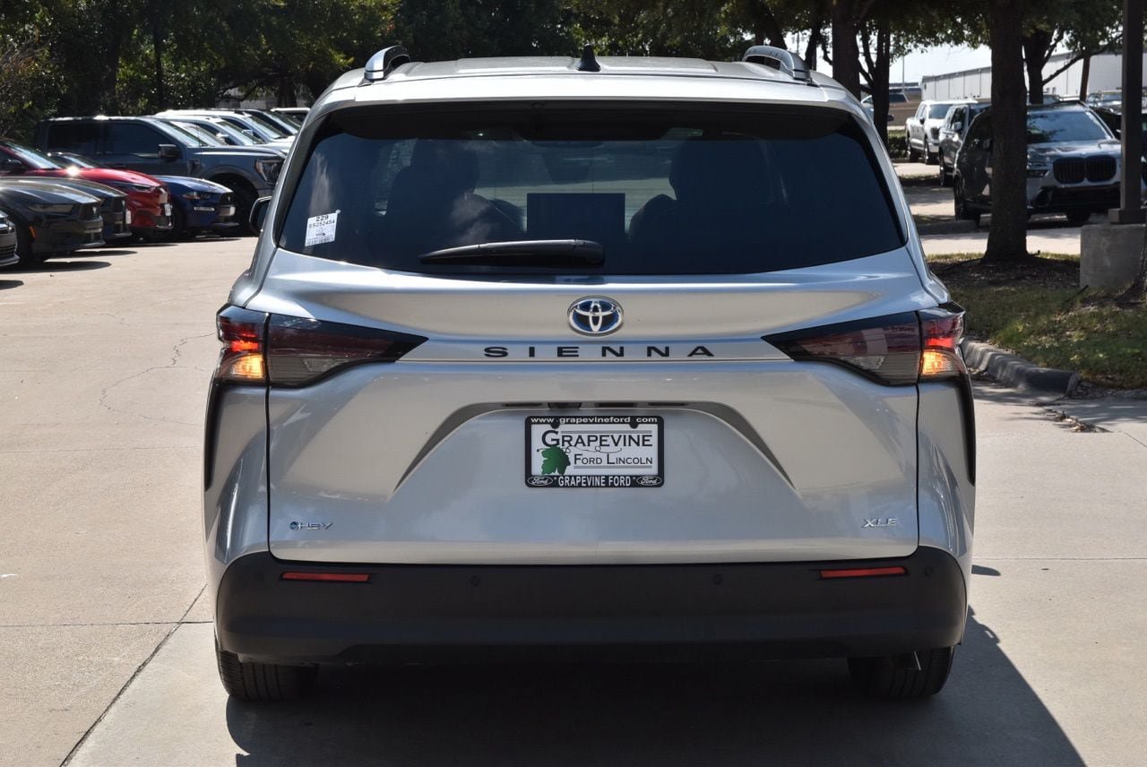 Used 2025 Toyota Sienna XLE FWD image 9