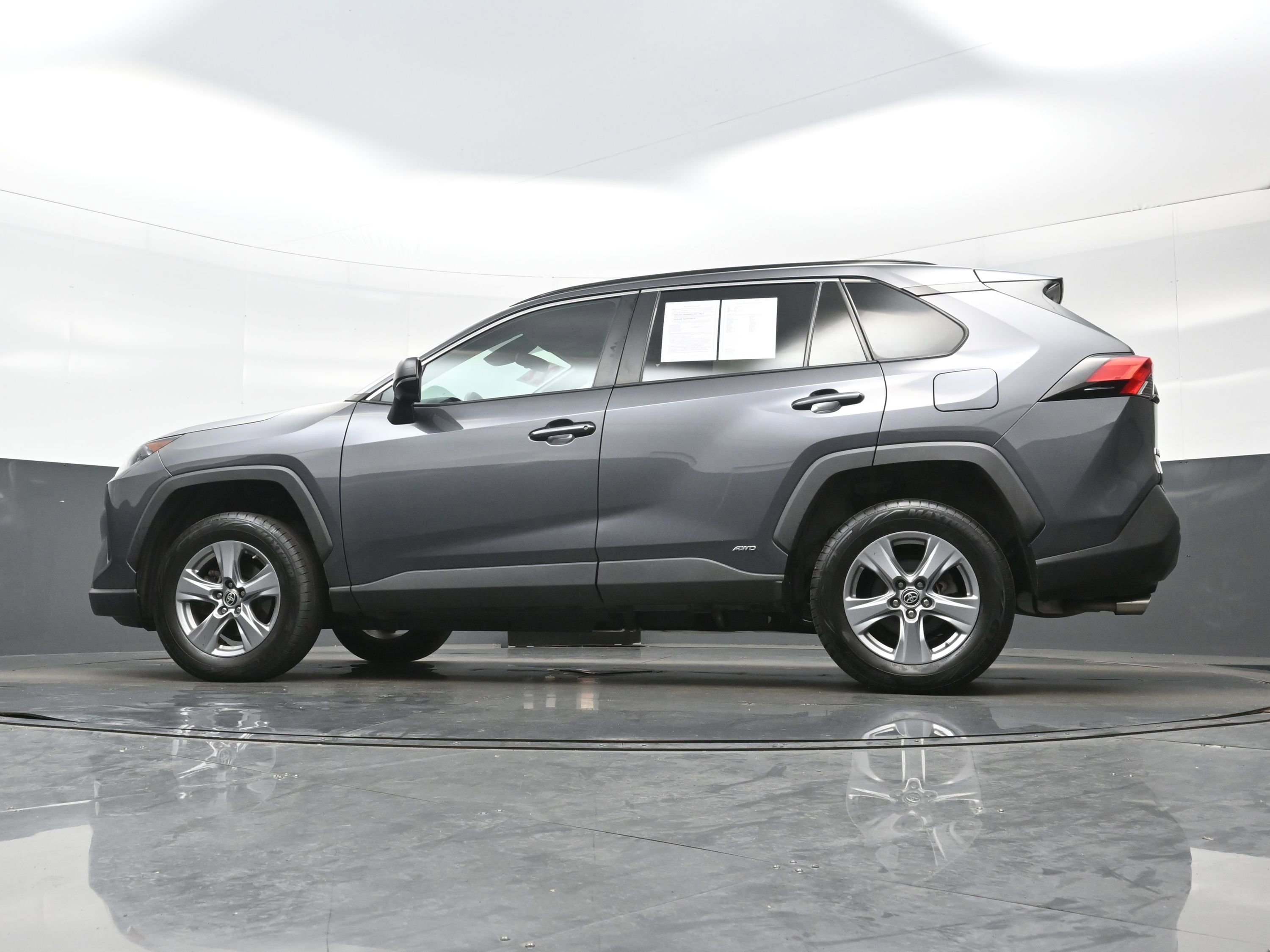 Used 2022 Toyota RAV4 LE AWD/4WD image 27