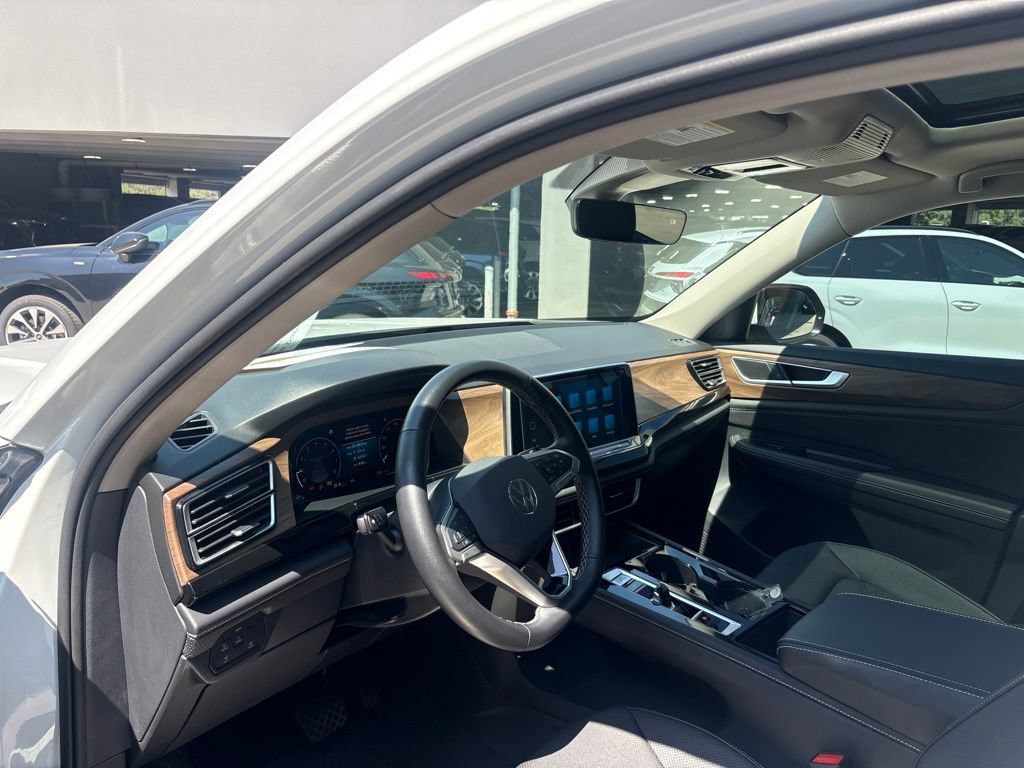Used 2025 Volkswagen Atlas SE w/ Panoramic Sunroof Package FWD image 12