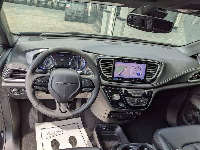 Used 2023 Chrysler Pacifica Touring-L w/ Uconnect Theater Family Group AWD/4WD image 12