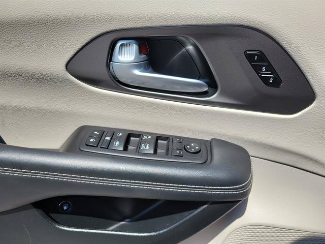 Used 2024 Chrysler Pacifica Limited FWD image 12