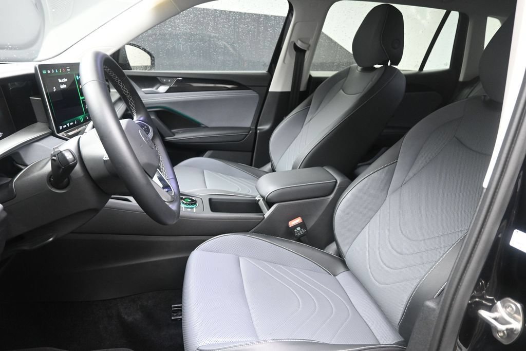 Used 2025 Volkswagen Tiguan SE FWD image 18