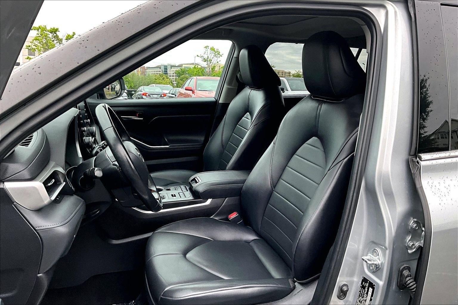 Used 2022 Toyota Highlander XLE AWD/4WD image 24