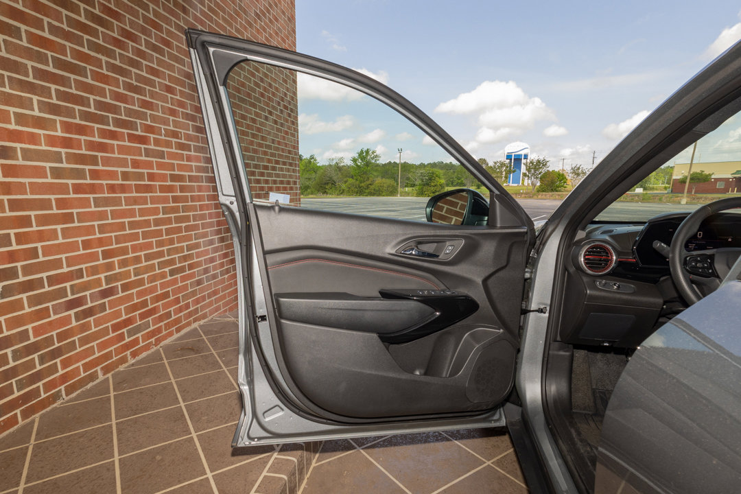 Used 2025 Chevrolet Trax RS w/ Sunroof Package image 9