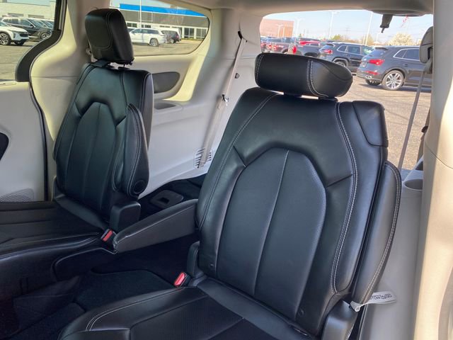 Used 2024 Chrysler Pacifica Touring-L image 17