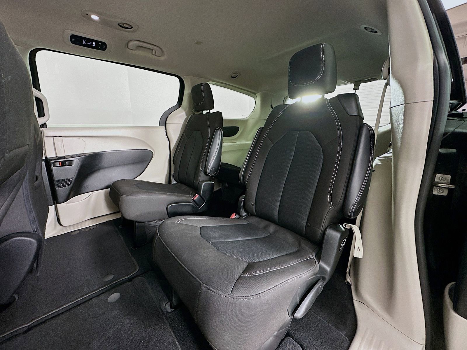 Used 2023 Chrysler Voyager LX image 23