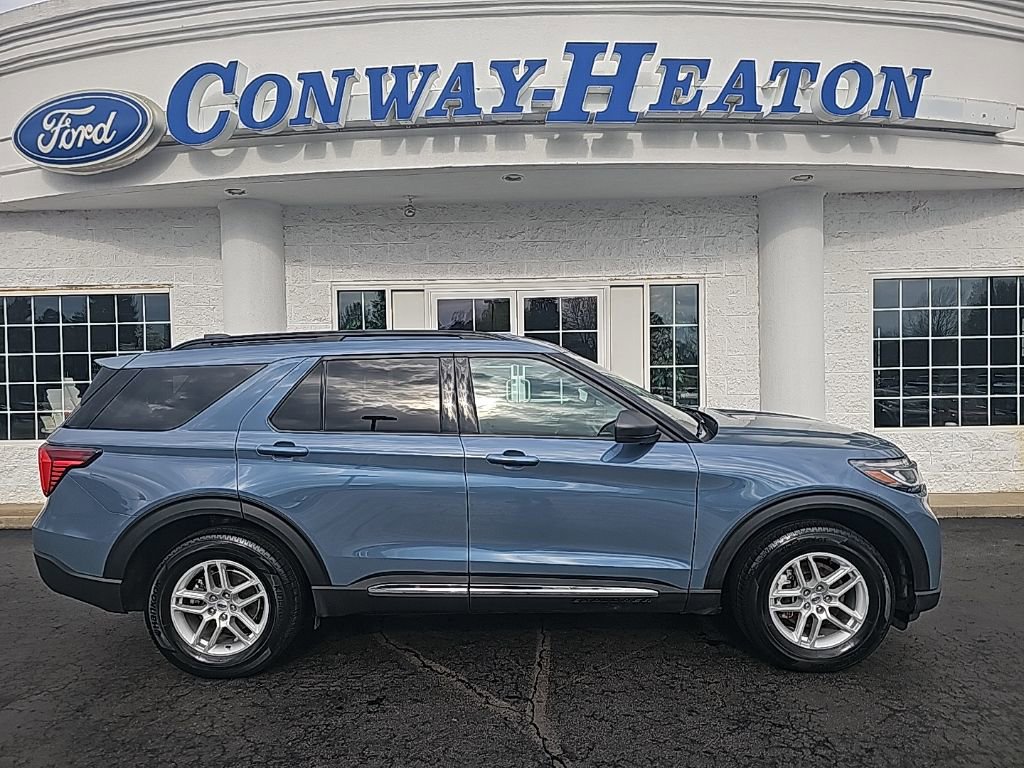 Used 2025 Ford Explorer Active AWD/4WD image 1