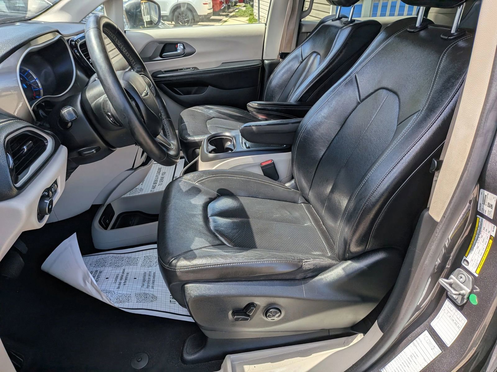 Used 2022 Chrysler Pacifica Touring-L w/ Uconnect Theater Family Group FWD image 30