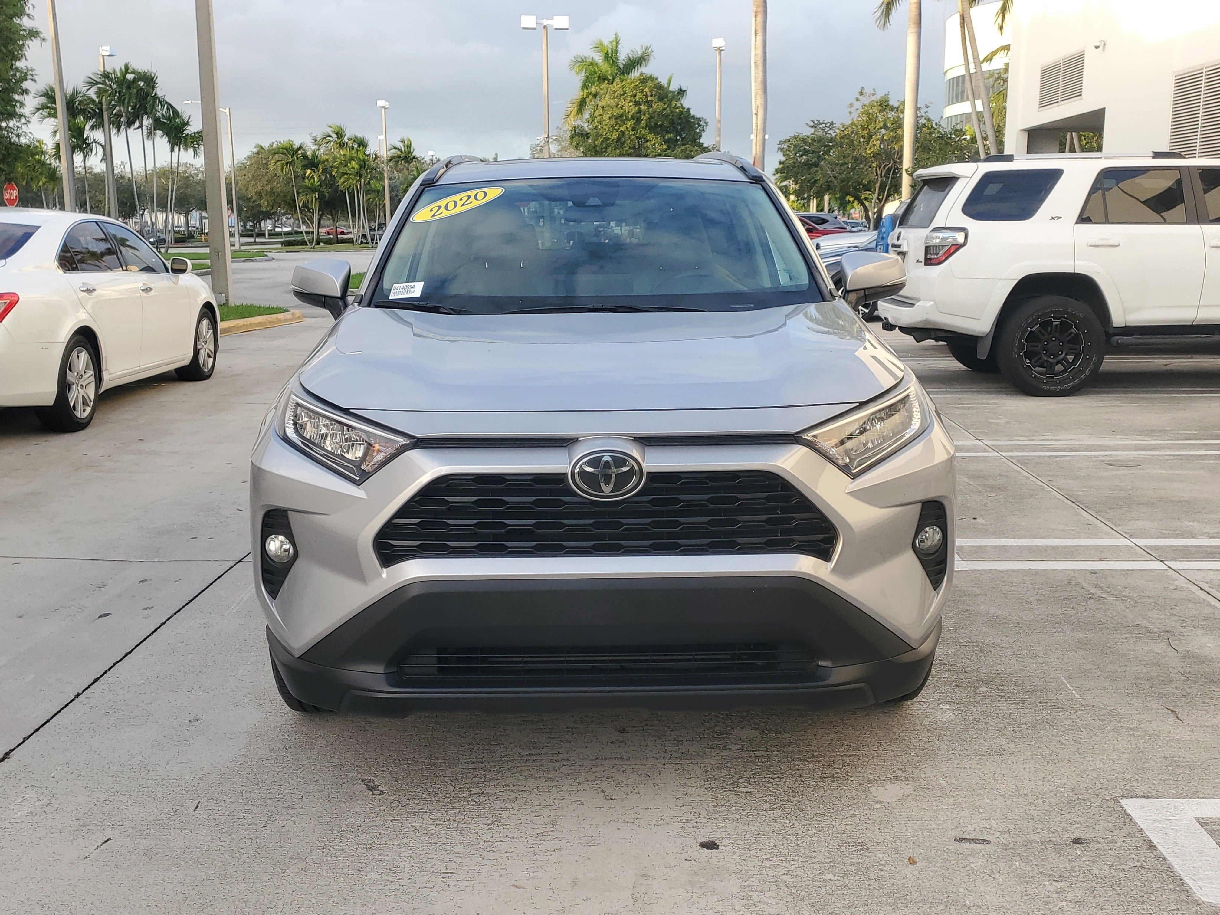 Used 2020 Toyota RAV4 XLE Premium image 8