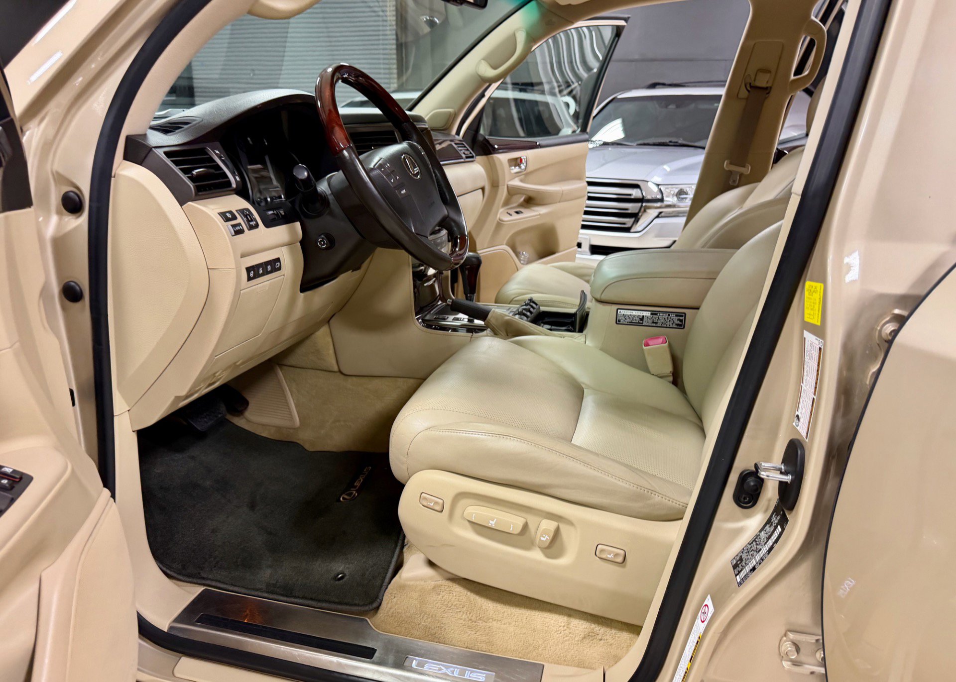 Used 2011 Lexus LX 570 4WD w/ Luxury Pkg w/Pre-crash image 25