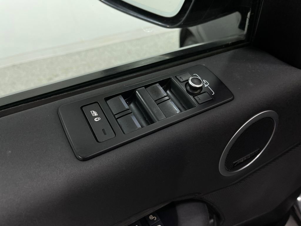 Used 2020 Land Rover Discovery HSE image 17