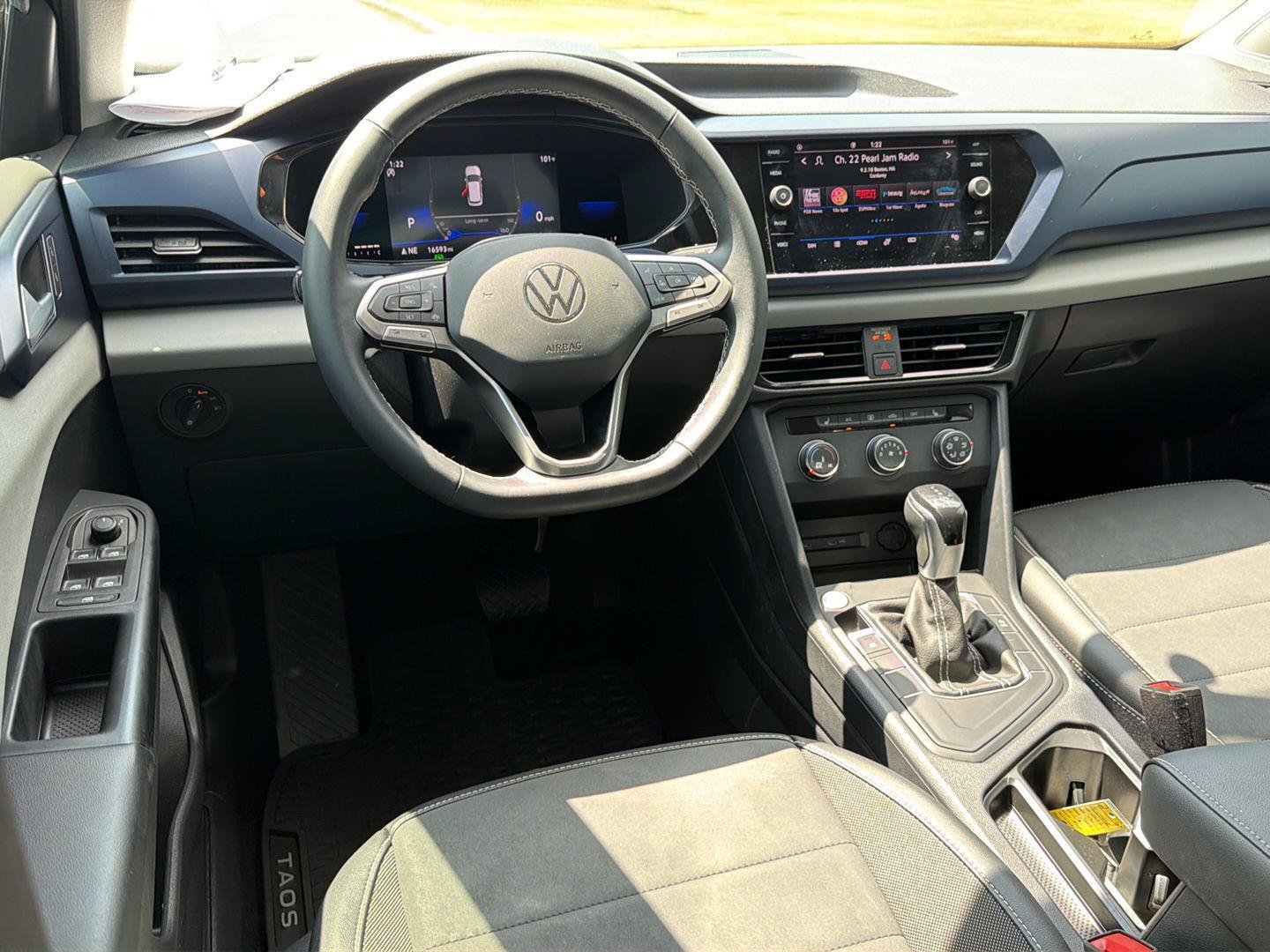 Used 2022 Volkswagen Taos SE FWD image 18