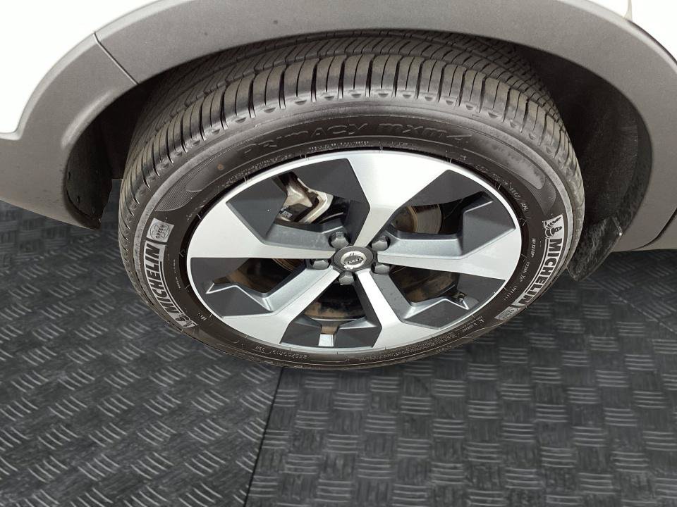 Certified 2025 Volvo XC40 B5 Plus AWD/4WD image 27