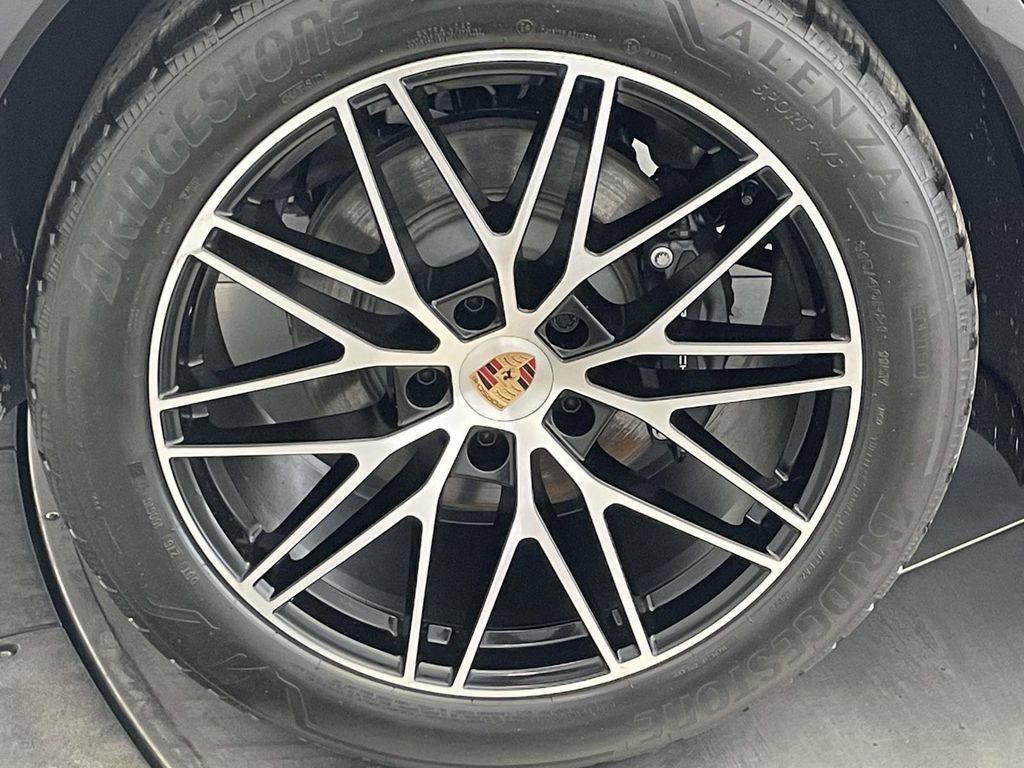 Certified 2025 Porsche Cayenne AWD/4WD image 13