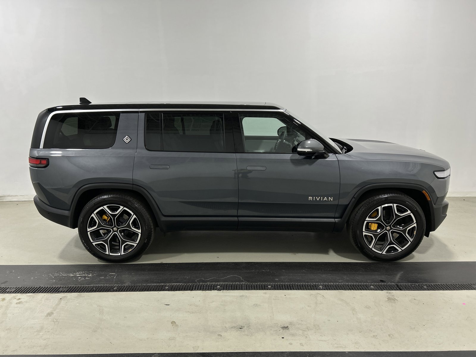 Used 2024 Rivian R1S Adventure AWD/4WD image 6