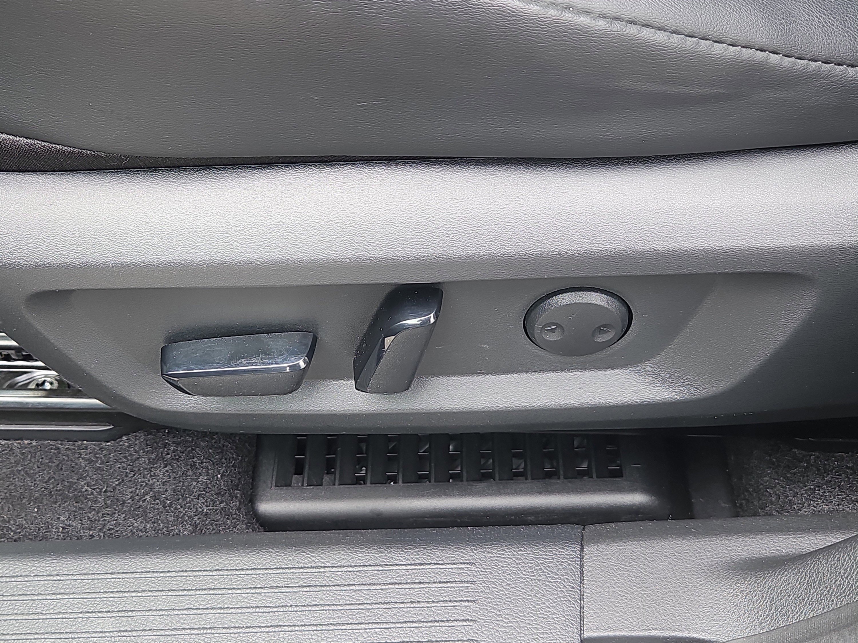 Used 2022 Nissan Rogue SV w/ SV Premium Package image 15