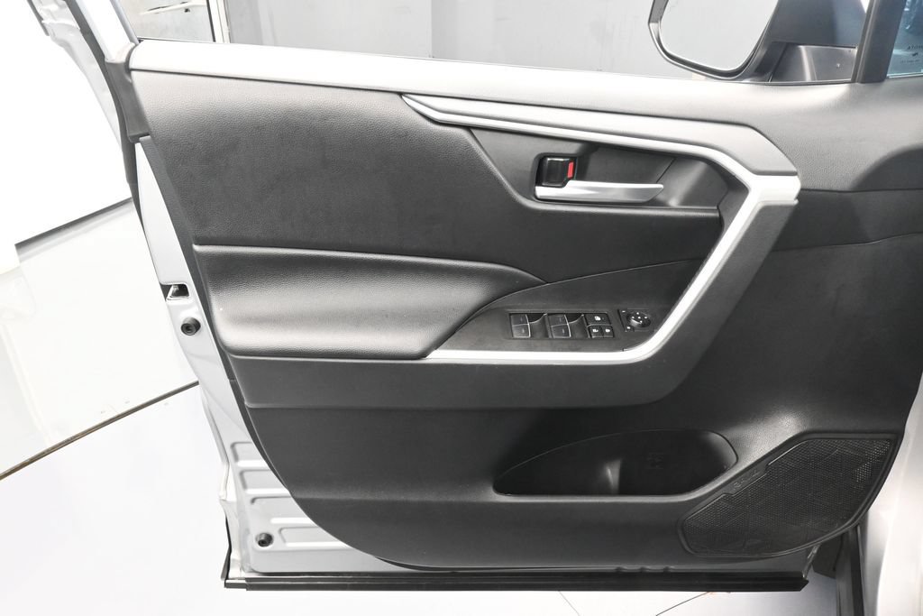 Used 2025 Toyota RAV4 XLE AWD/4WD image 13