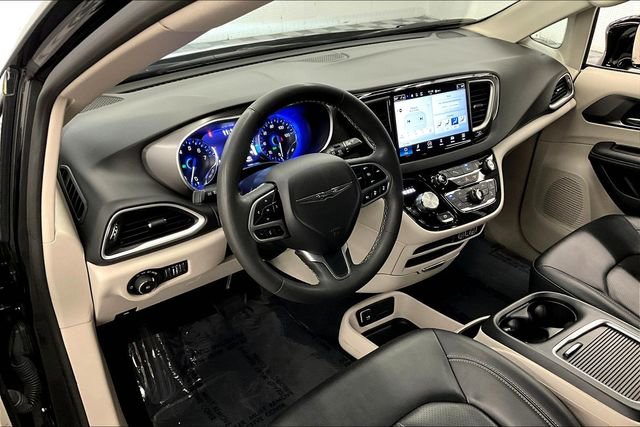 Used 2024 Chrysler Pacifica Touring-L image 15
