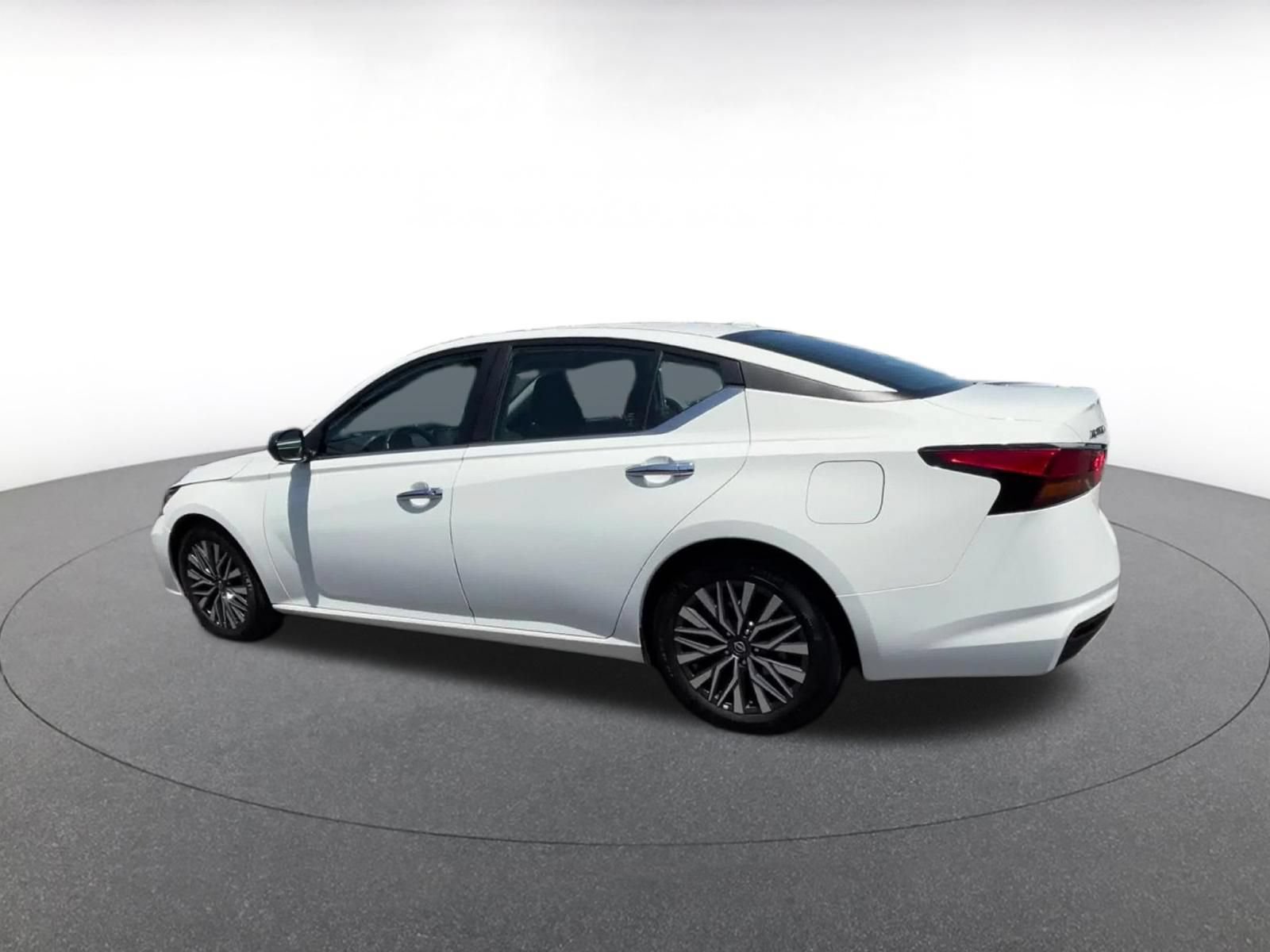 Used 2025 Nissan Altima 2.5 SV FWD image 10