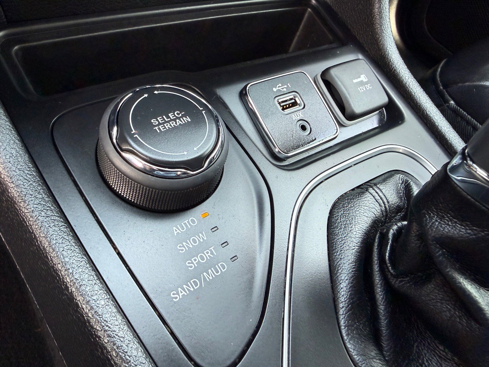 Used 2019 Jeep Cherokee Latitude Plus w/ Comfort/Convenience Group image 30