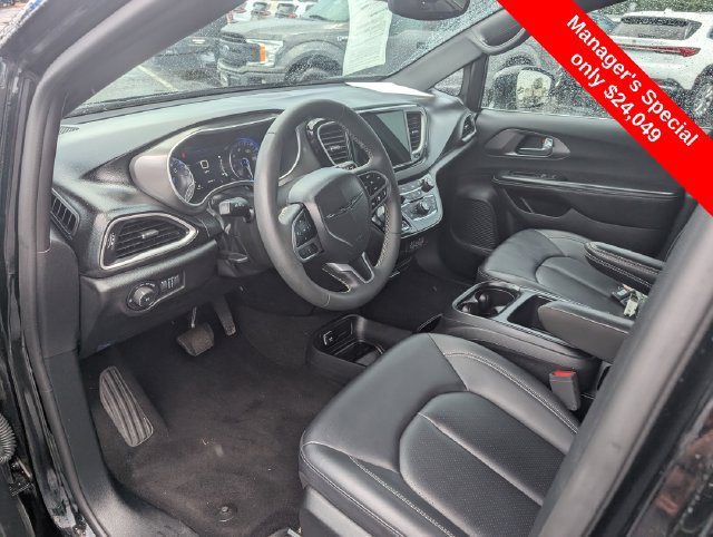 Used 2025 Chrysler Pacifica Select FWD image 10