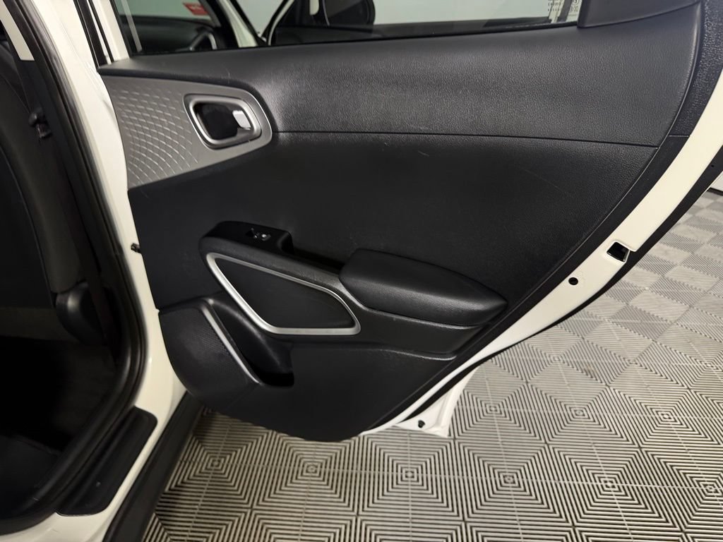 Used 2025 Kia Soul LX FWD image 32