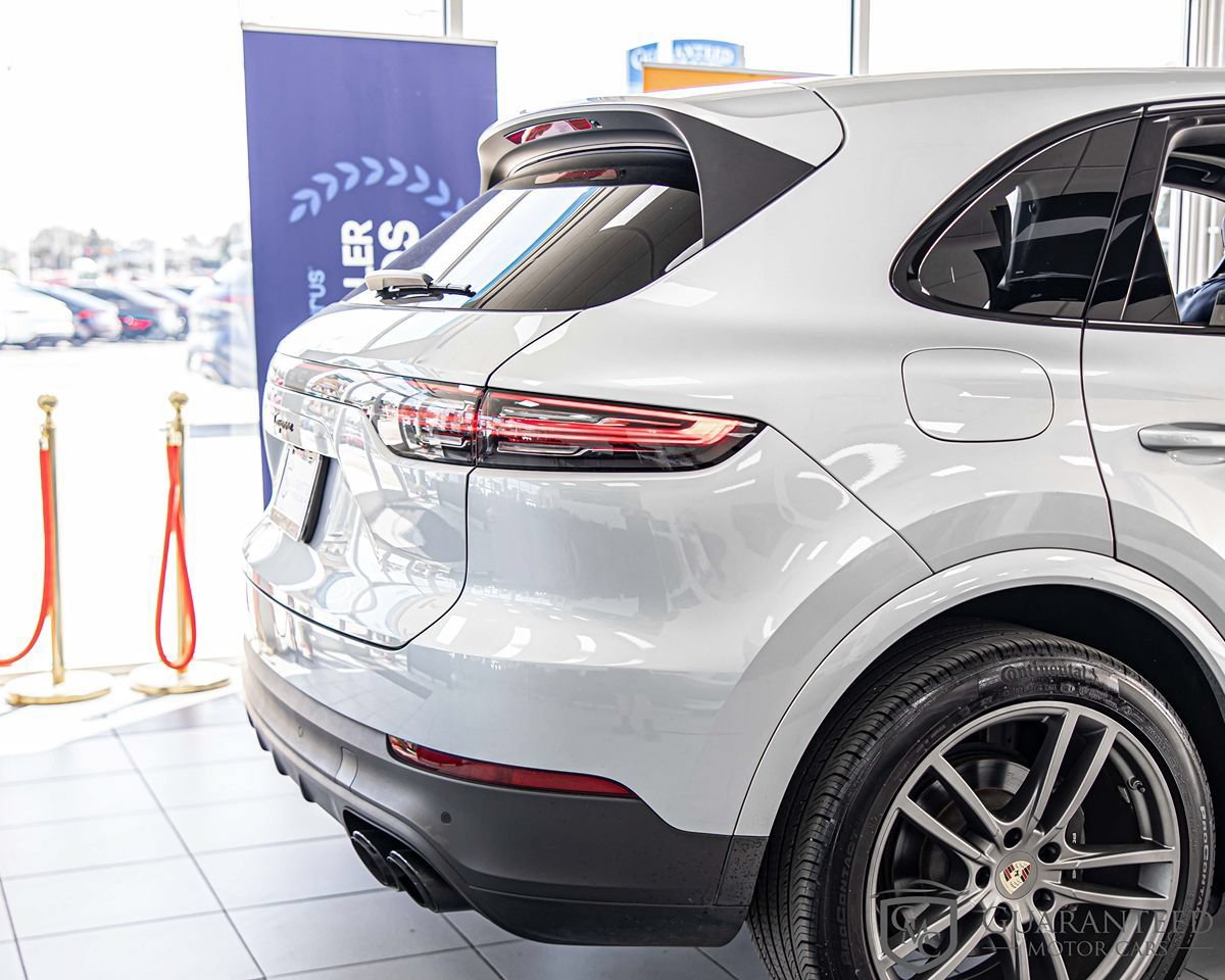 Used 2023 Porsche Cayenne w/ Premium Package AWD/4WD image 15
