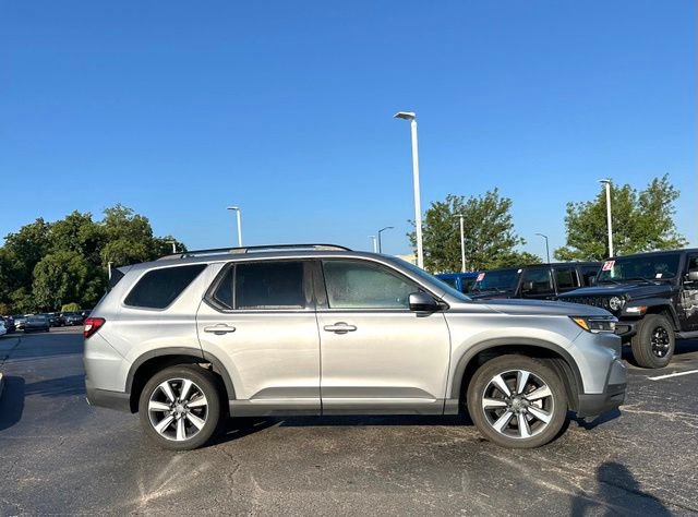 Used 2025 Honda Pilot Touring image 10