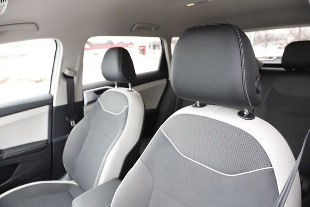 Used 2025 Volkswagen Taos SE w/ Black Wheel Package image 11