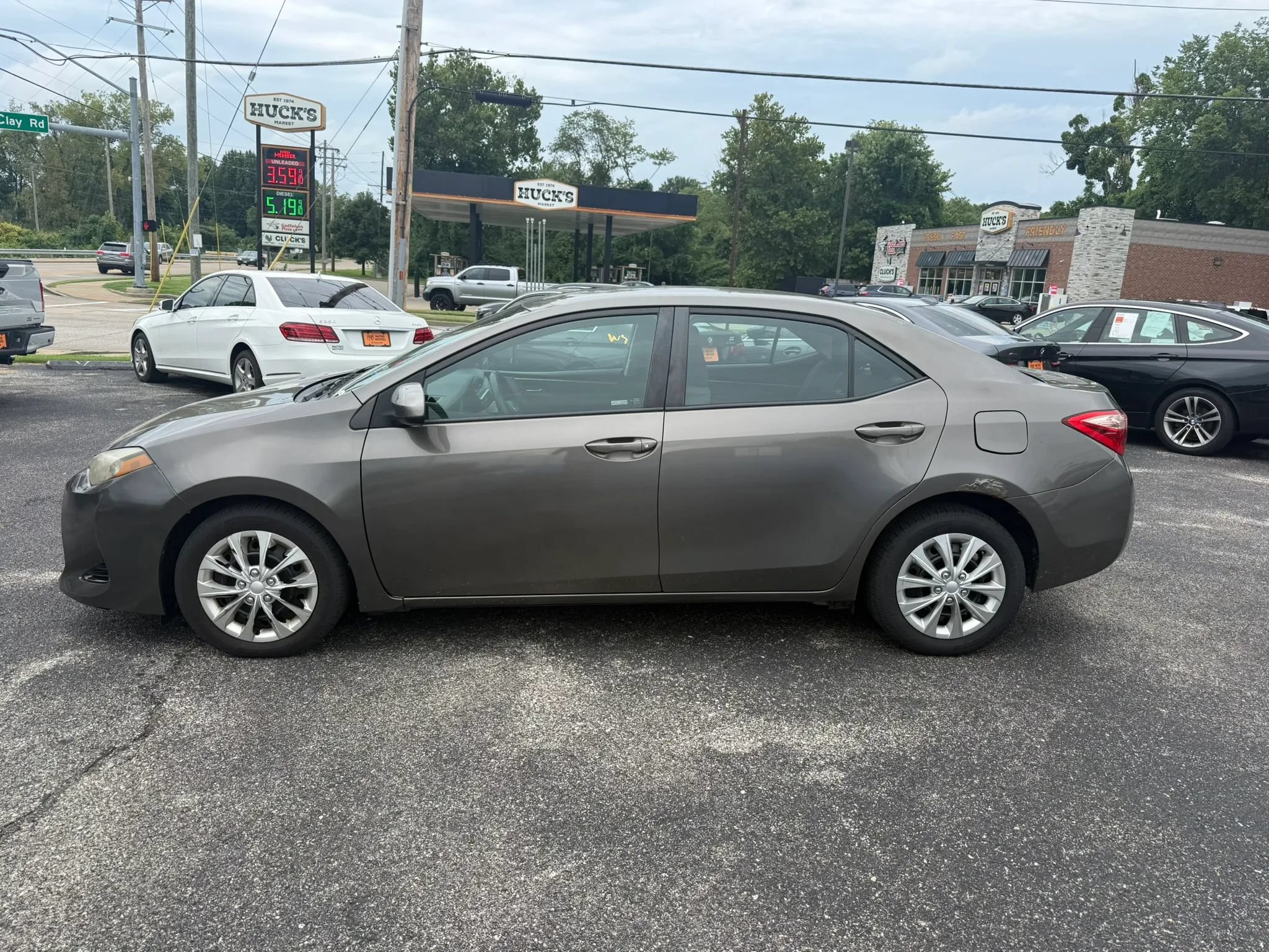 Used 2017 Toyota Corolla LE w/ Carpet Mat Package (TMS) FWD image 2