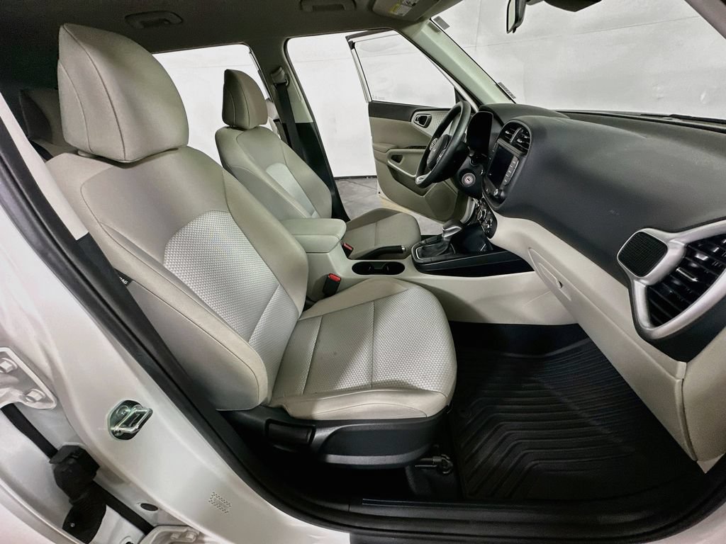 Used 2025 Kia Soul LX w/ LX Technology Package FWD image 12