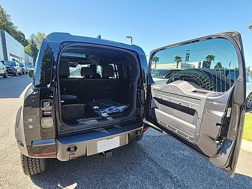 New 2026 Land Rover Defender 110 X-Dynamic SE AWD/4WD image 16