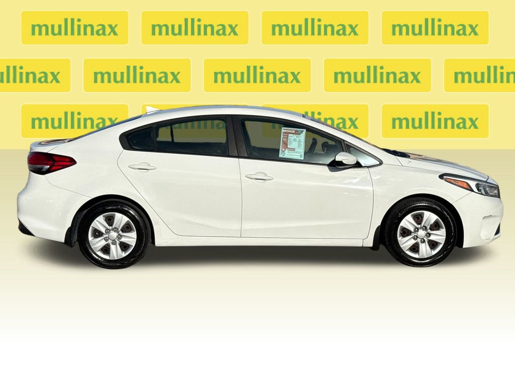 Used 2017 Kia Forte LX image 2