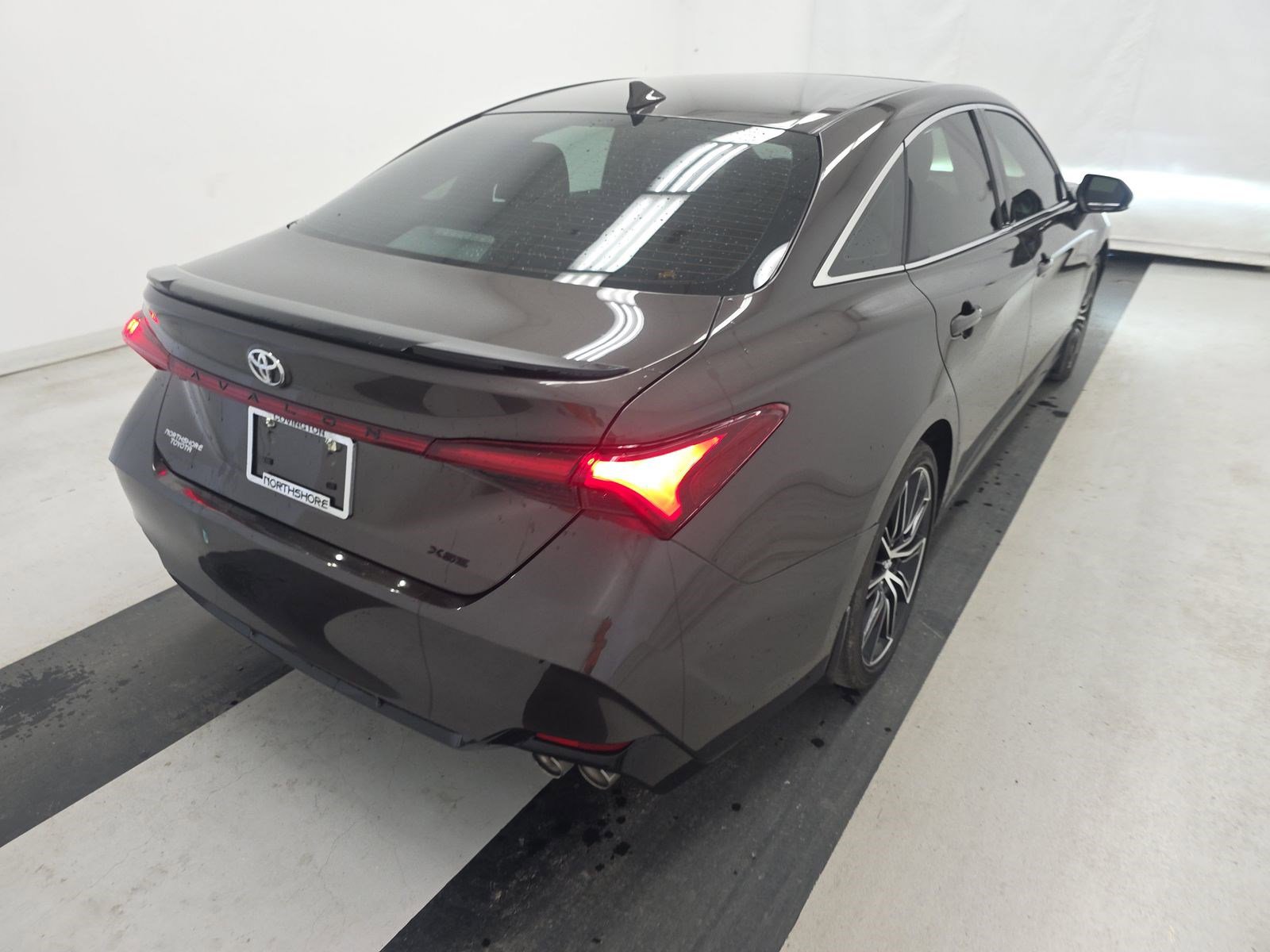 Used 2019 Toyota Avalon XSE image 3