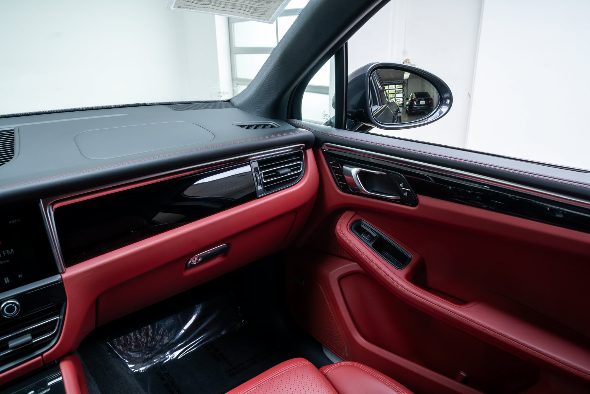 Used 2024 Porsche Macan S AWD/4WD image 12