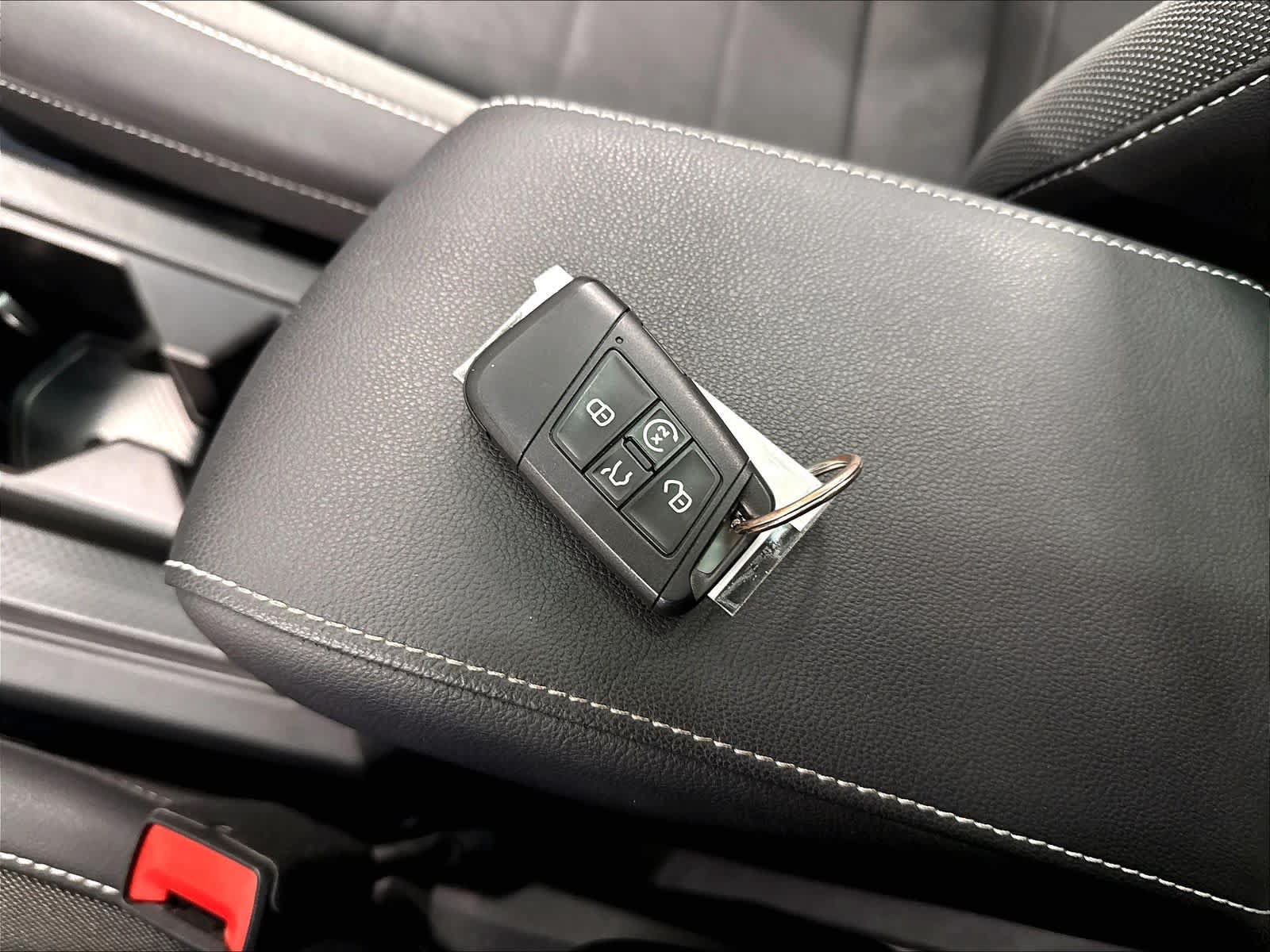 Used 2023 Volkswagen Taos SE w/ Panoramic Sunroof Package FWD image 38