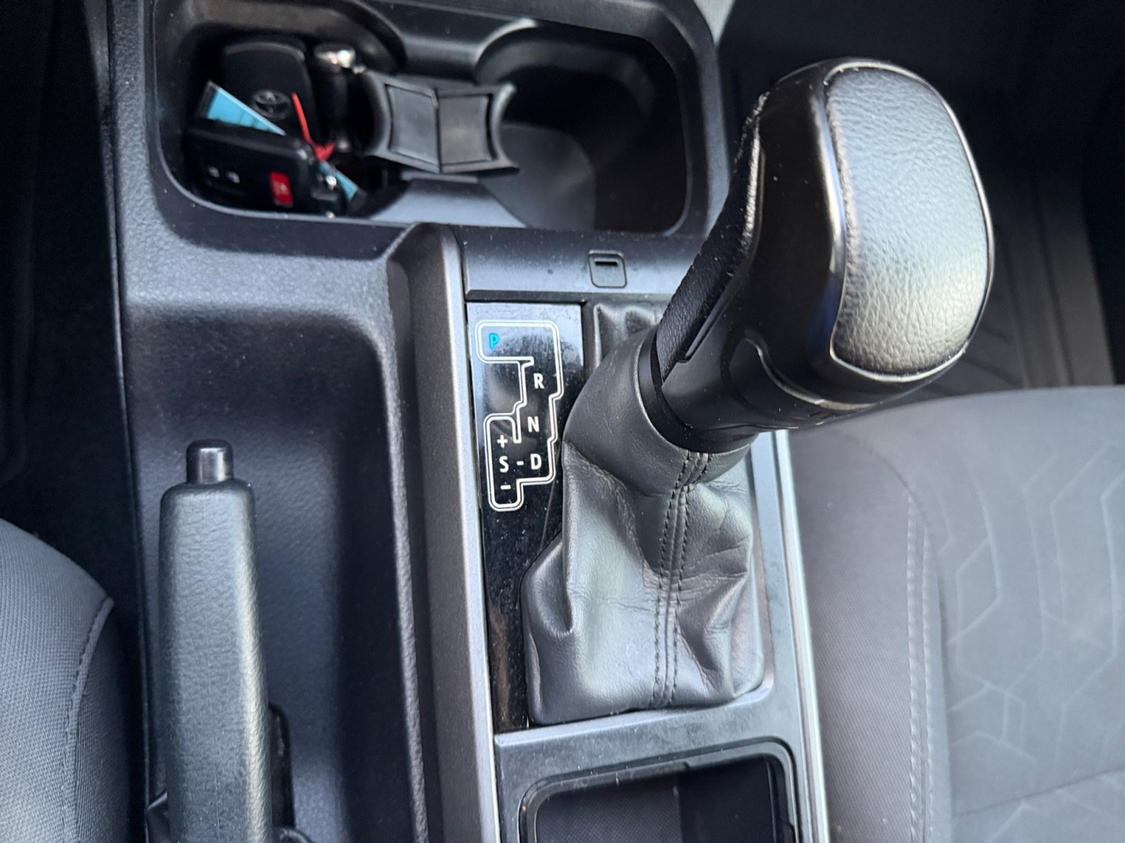 Used 2017 Toyota Tacoma TRD Off-Road w/ Premium & Technology Package AWD/4WD image 26