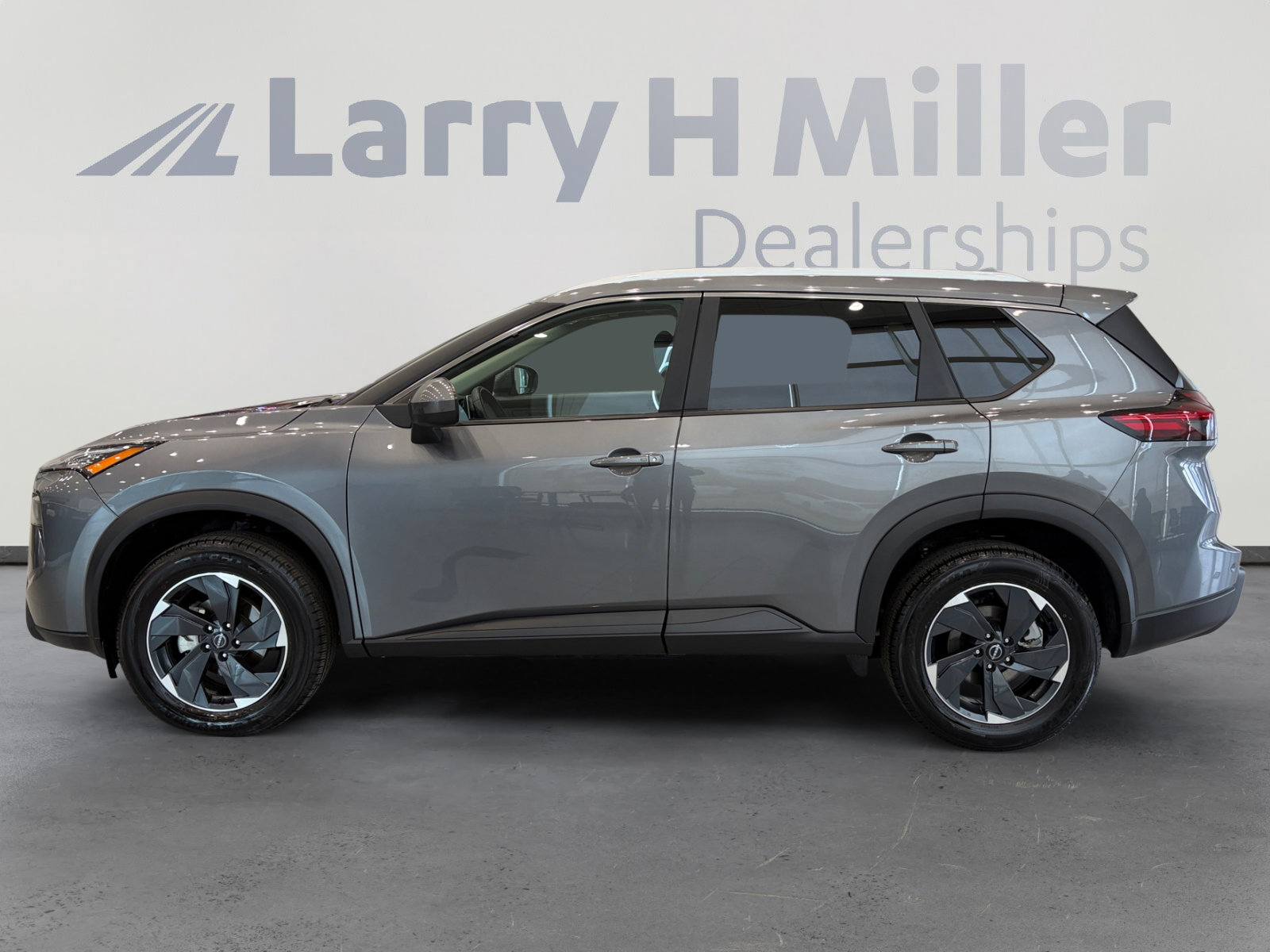Used 2024 Nissan Rogue SV w/ SV Premium Package AWD/4WD image 2