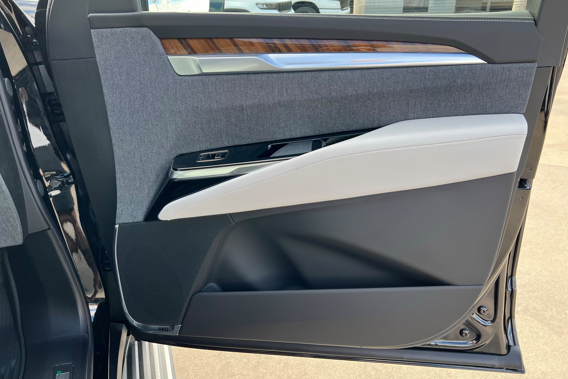 New 2026 Cadillac Escalade Platinum Sport w/ LPO, ONYX Package image 25