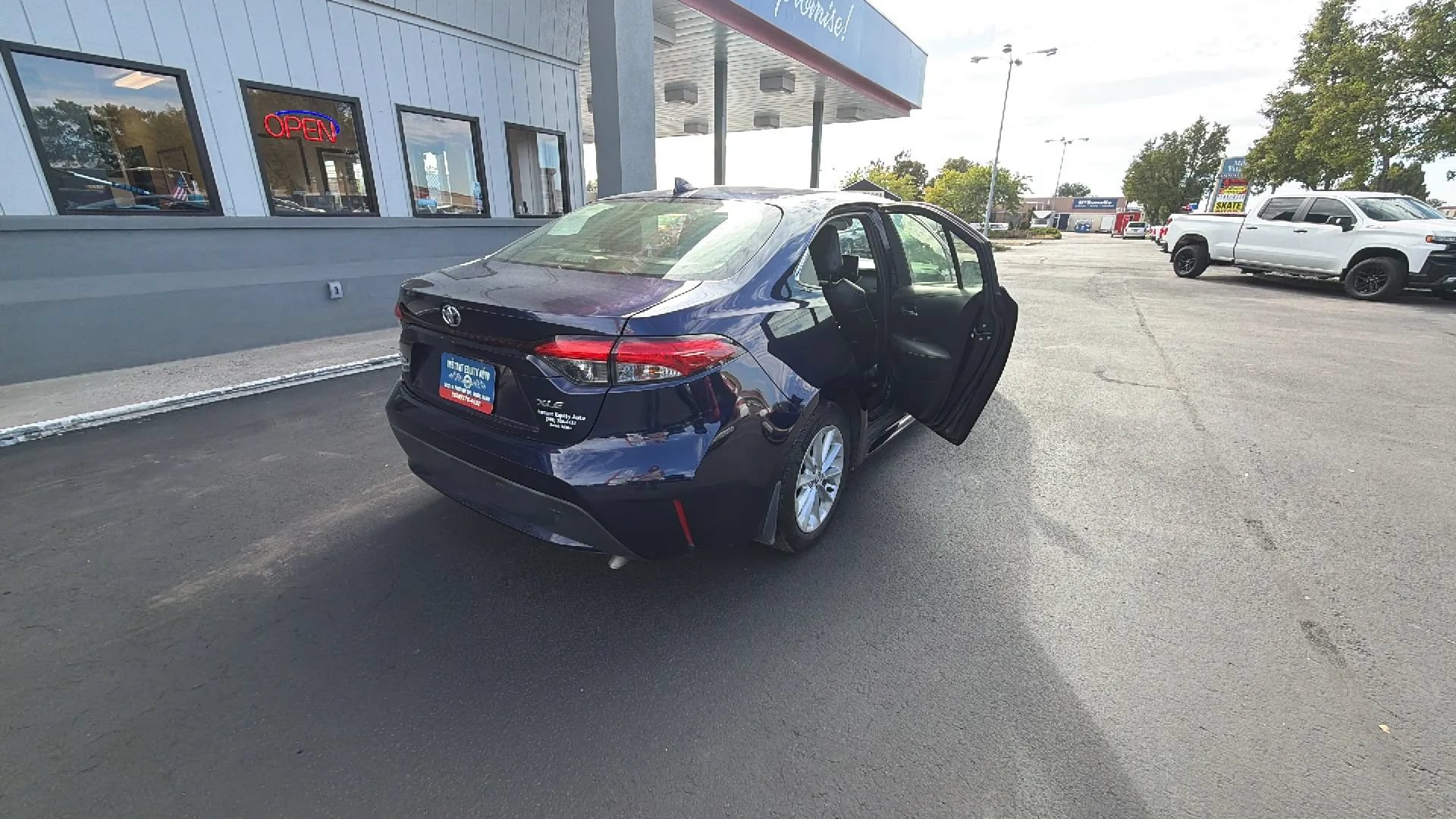 Used 2021 Toyota Corolla XLE w/ Carpet Mat Package (TMS) FWD image 17
