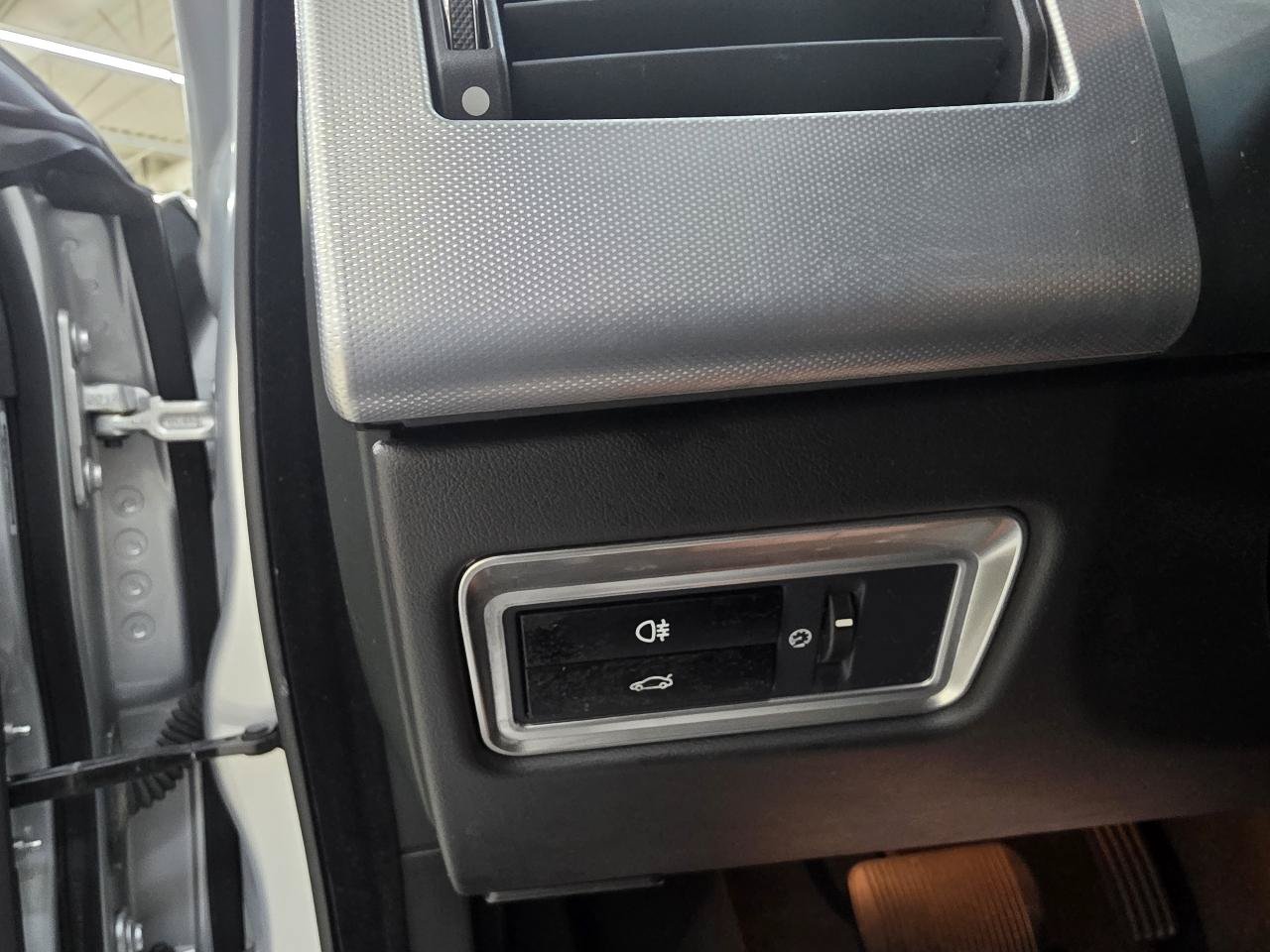 Used 2014 Jaguar XF RWD image 35