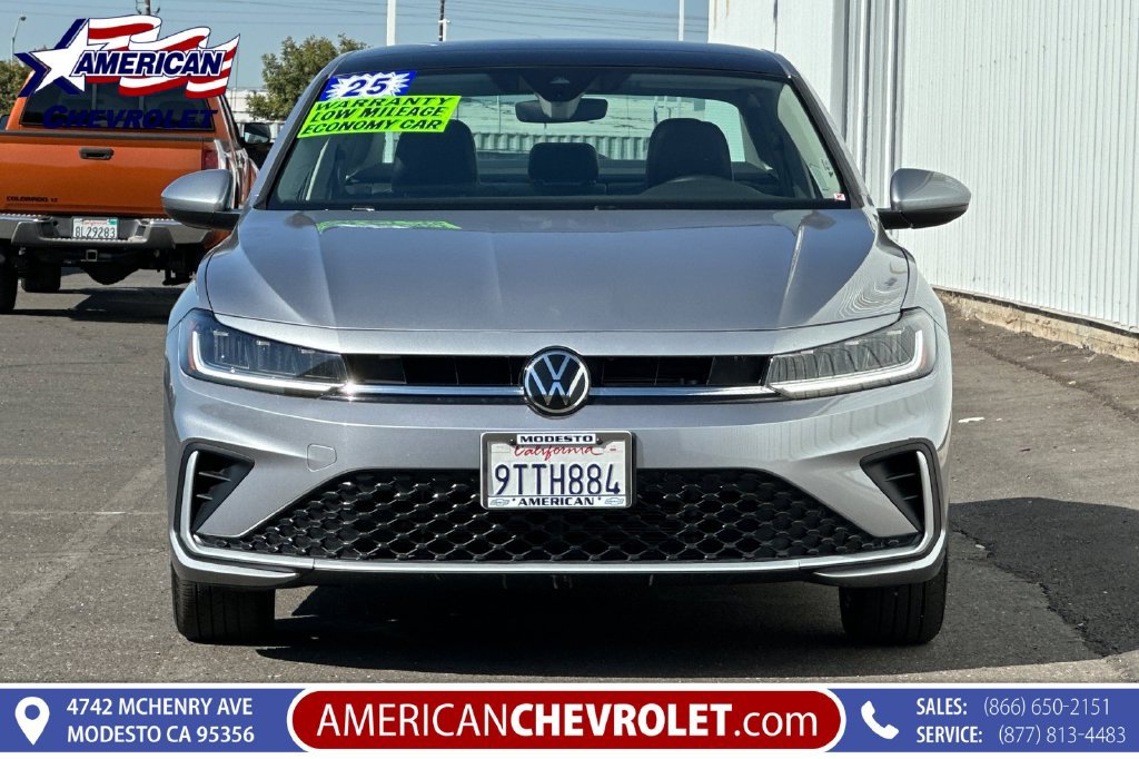 Used 2025 Volkswagen Jetta SE FWD image 9