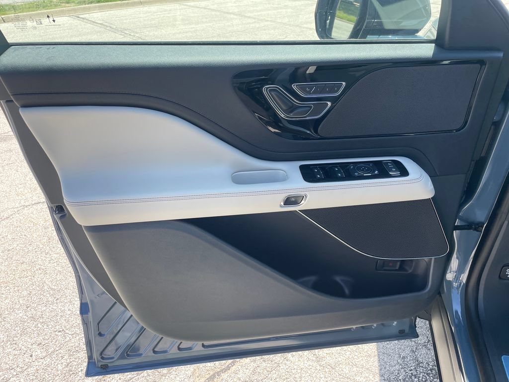 New 2026 Lincoln Aviator AWD image 10
