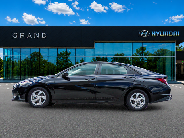 Used 2023 Hyundai Elantra SE FWD image 3