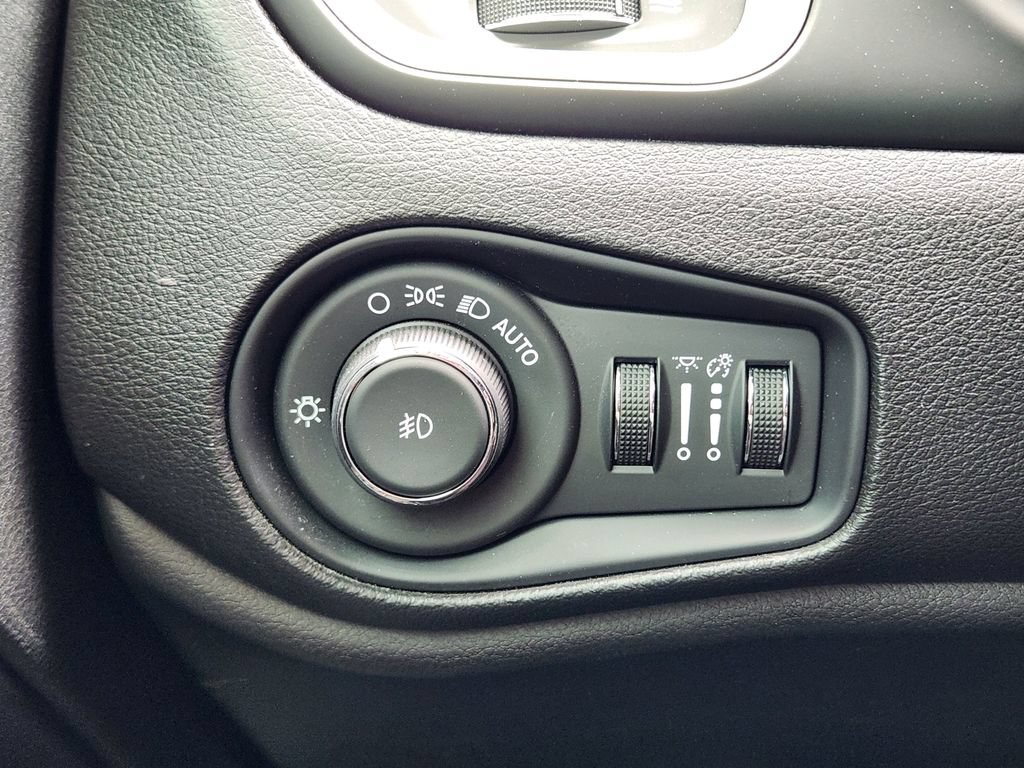 Used 2019 Jeep Renegade Latitude FWD image 23
