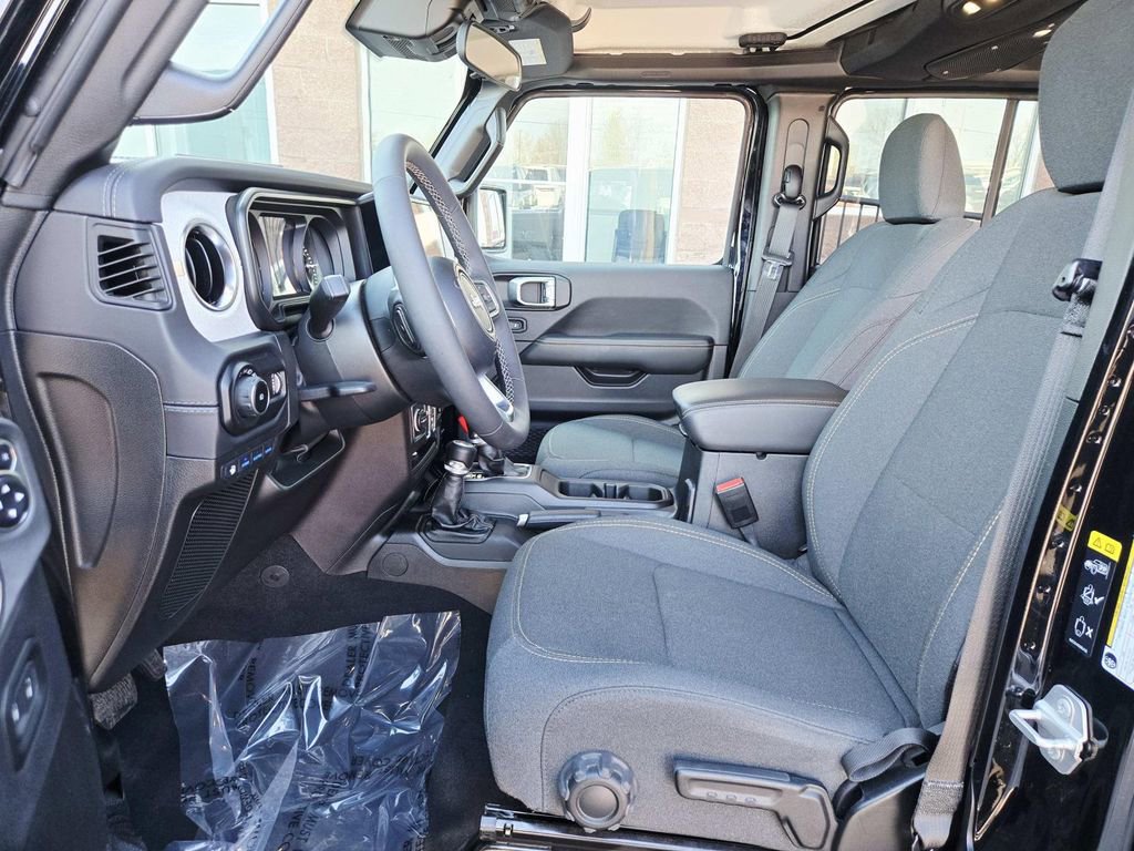 Used 2025 Jeep Wrangler Unlimited Sahara image 11