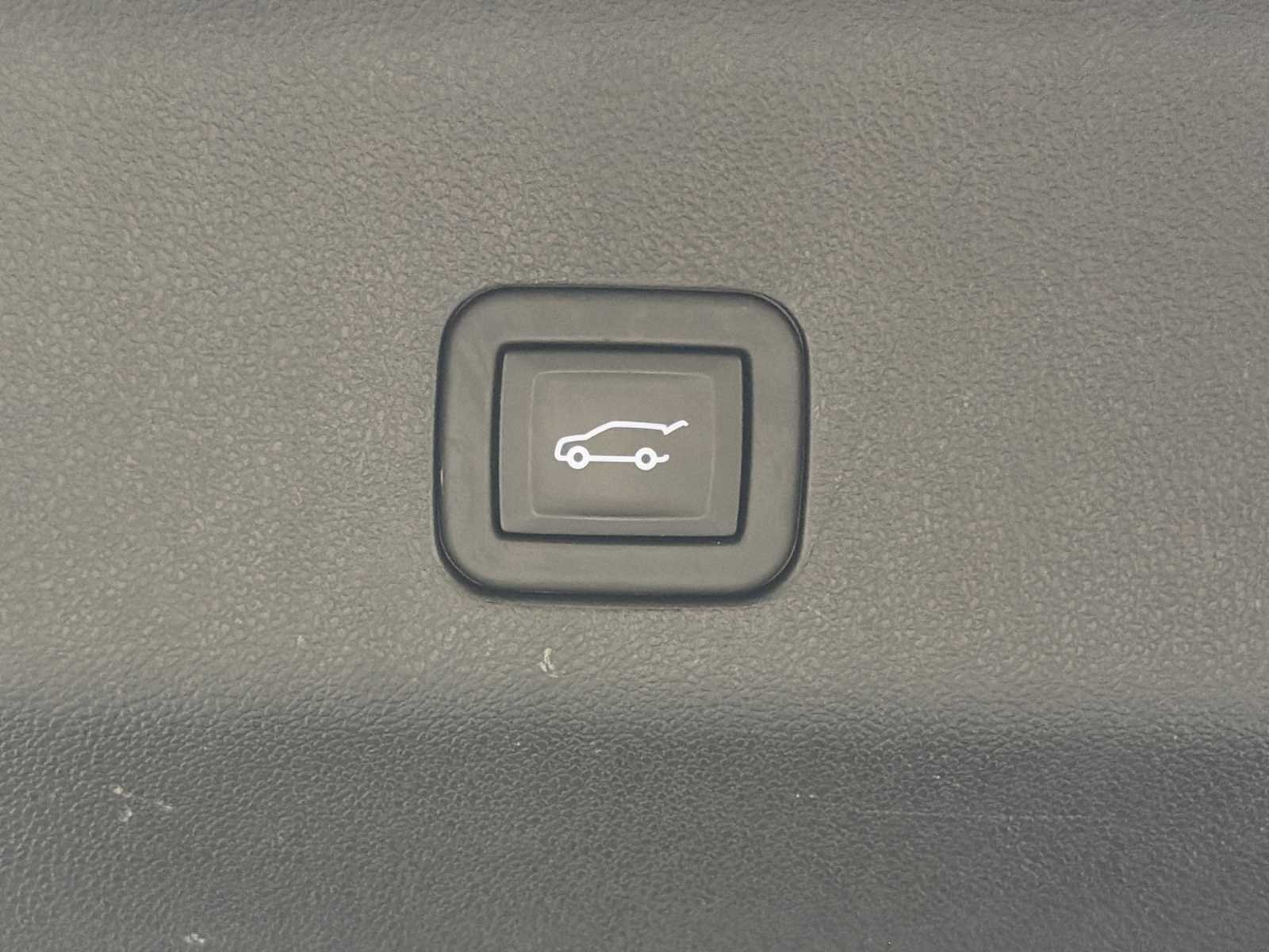 Used 2024 GMC Yukon XL Denali RWD image 19