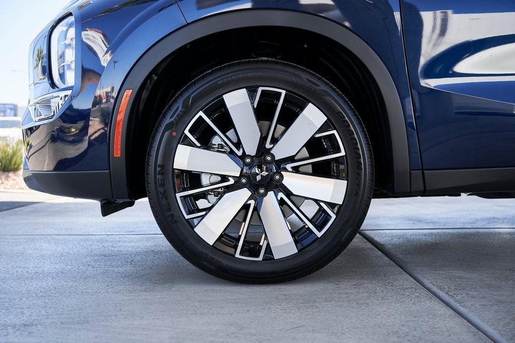 Used 2025 Mitsubishi Outlander SE FWD image 3