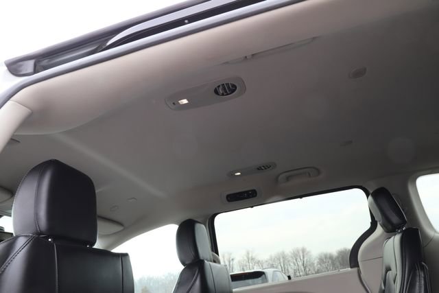 Used 2024 Chrysler Pacifica Touring-L FWD image 18