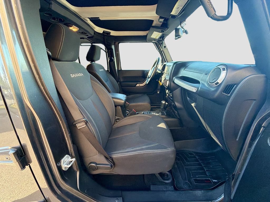 Used 2017 Jeep Wrangler Unlimited Sahara w/ Connectivity Group AWD/4WD image 14